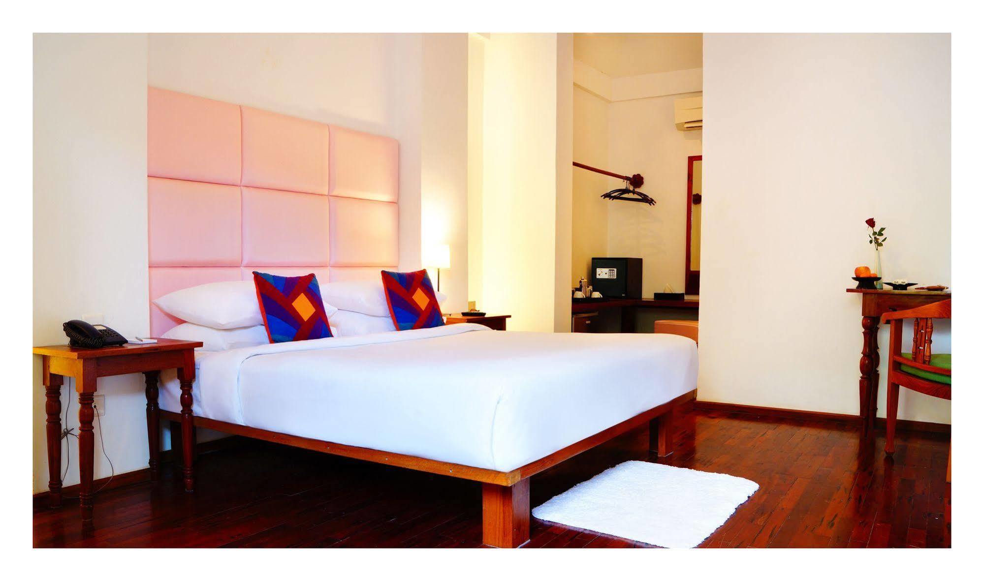 Oasis Hotel Nyaung-U Buitenkant foto
