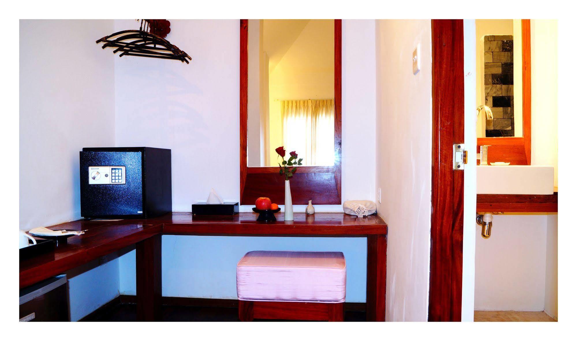 Oasis Hotel Nyaung-U Buitenkant foto
